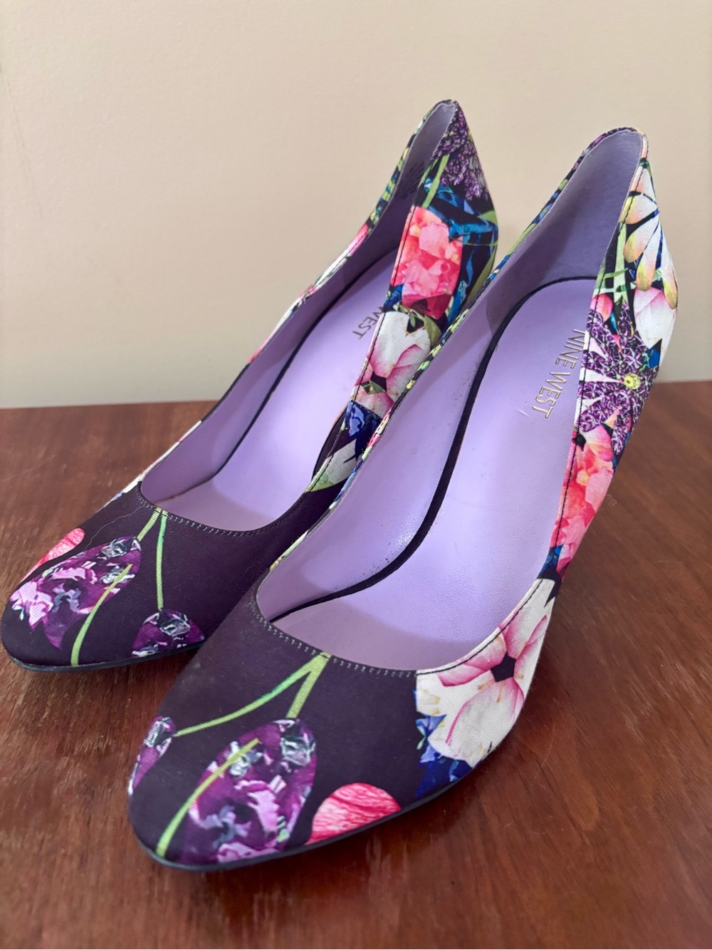 Nine West| Tatiana Black & Purple Floral Print High Heel Satin Pumps Sz 9.5 - Picture 3 of 9